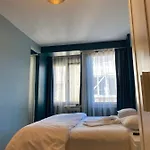מלון Hub Flats 5*